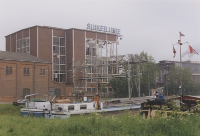 940248 Sloop van de fabriek van de Suiker Unie aan de Westkade te Sas van Gent