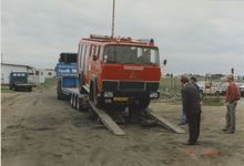 940310 Overdracht brandweerauto 640 aan de brandweer te Duszniki (Polen). De brandweerauto wordt in Polen van de ...