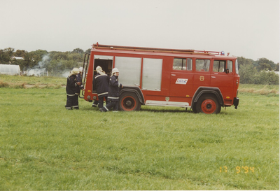 940313 Overdracht brandweerauto 640 aan de brandweer te Duszniki (Polen). Leden van de brandweer uit Sas van Gent met ...
