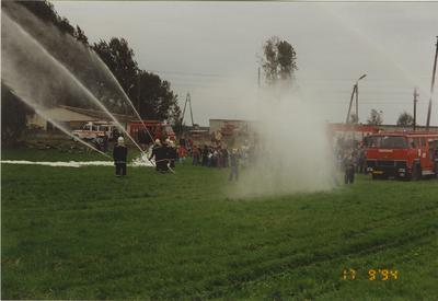 940314 Overdracht brandweerauto 640 aan de brandweer te Duszniki (Polen). Leden van de brandweer uit Sas van Gent geven ...