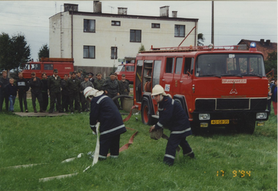 940315 Overdracht brandweerauto 640 aan de brandweer te Duszniki (Polen). Leden van de brandweer uit Sas van Gent geven ...