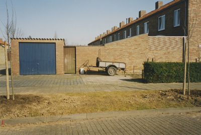 950024 Een garagebox en aanhangwagen in de Amaliastraat te Sas van Gent