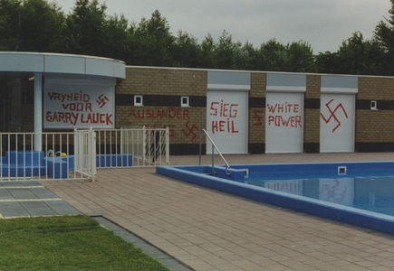 950031 Bekladding van de gebouwen van het zwembad aan de Zwembadstraat te Sas van Gent met neo-nazistische leuzen