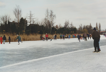 960006 Schaatsenrijders op de Molenkreek te Westdorpe