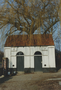 960054 Een gebouwtje op het Rooms-katholieke kerkhof aan de Jacob Hobeinstraat te Philippine