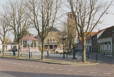 960079 Het Philipsplein met de Heilige Maria Hemelvaart-kerk en de Muziektent te Phulippine