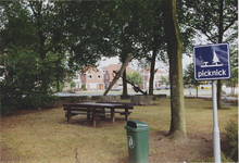 960151 Een picknickplaats en een anker aan het Keizer Karelplein te Sas van Gent