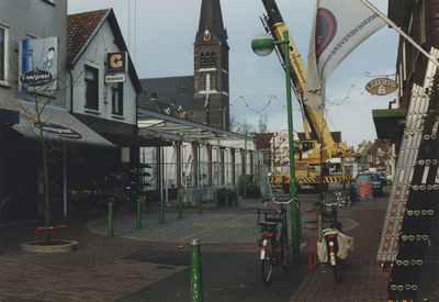 960168 De bouw van supermarkt A&P aan de Wilhelminalaan gezien vanaf de Zuidstraat te Sas van Gent