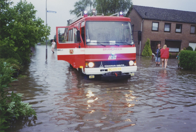 960173 Wateroverlast op de hoek van de Statenstraat en de Tiendstraat in de wijk St. Albert te Sas van Gent na hevige ...