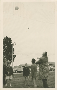 1044 Oplaten van ballonnen door de schooljeugd aan de Buitenweg te Axel ter gelegenheid van de viering van 750 jaar ...