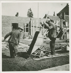 1081 Arbeiders bezig met het storten van beton t.b.v. de bouw van het stadhuis te Axel