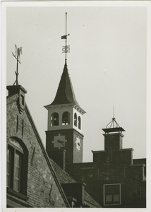 1122 De stadhuistoren met het nieuwe carillon te Axel