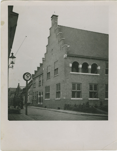 1132 Zijgevel van het stadhuis te Axel aan de Gentsevaartstraat