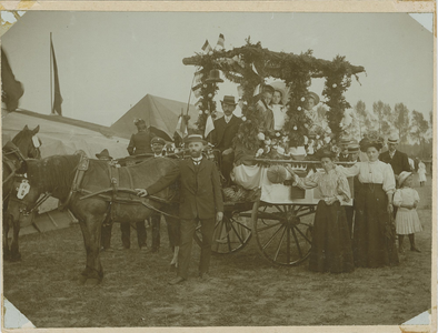 1155 Eerste concours-hippique op het concoursterrein aan de Boslaan te Axel. Wagen van de familie Esselbrugge. Op de ...