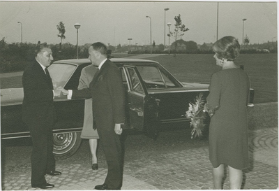 1182 Ontvangst van de commissaris der Koningin J. van Aartsen door burgemeester M.L van Dijke ter gelegenheid van de ...