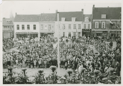 1298 Aubade door schoolkinderen op de Markt te Axel tijdens Koninginnedag