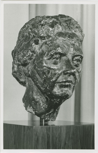 1373 Bronzen portret van H.M. Koningin Juliana in het Stadhuis van Axel
