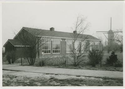 1445 De gereformeerde lagere school te Spui (gebouwd in 1955)