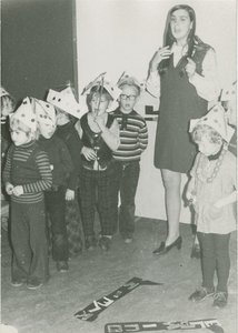 1457 Feestvierende kinderen tijdens de opening van kleuterschool Klein Duimpje aan de De Savornin Lohmanlaan te Axel