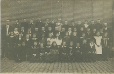 1471 De 3e klas van de openbare lagere school te Axel met links het hoofd der school D.A. van Houte en rechts ...