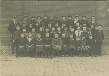 1473 Leerlingen en hoofd der school D.A. van Houte van de openbare lagere school te Axel.