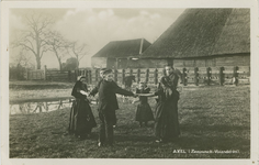 1571 Axel (Zeeuwsch-Vlaanderen). Kinderen in Axelse dracht bij een boerderij doen een rondedansje