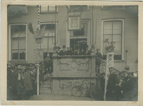 1898 Leden van het gemeentebestuur op het bordes van het stadhuis te Axel. V.l.n.r. (met hoge hoed) gemeentesecretaris ...