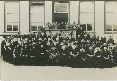 1900 Deelnemers aan de eerste reis voor ouden van dagen met het gemeentebestuur voor het stadhuis aan de Markt te Axel