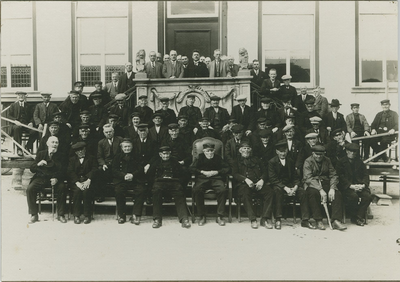 1901 Deelnemers aan de eerste reis voor ouden van dagen met het gemeentebestuur voor het stadhuis aan de Markt te Axel