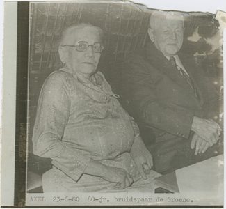 1957 Het diamanten echtpaar J. de Groene en B.M. Aerens, wonende in bejaardencentrum De Vurssche aan de Rooseveltlaan te Axel