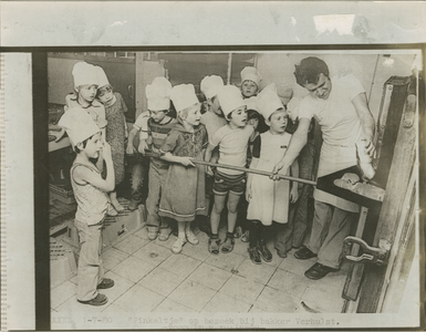1958 Leerlingen van kleuterschool Pinkeltje op bezoek bij bakker Verhulst te Axel
