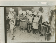 1958 Leerlingen van kleuterschool Pinkeltje op bezoek bij bakker Verhulst te Axel