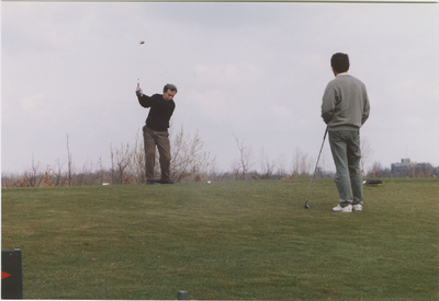 1962 Golfspelers op de golfbaan van vereniging De Woeste Kop in het Smitsschorregebied te Axel