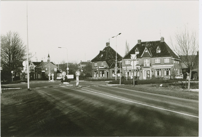 210 Kruispunt Kanaalkade-Oranjestraat-Kinderdijk met rechts hotel Het Wapen van Axel 