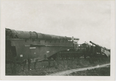 2234 Door de Duitsers vernielde trein met verschillende wagons met militaire goederen, waaronder K-5 en K-12-kanonnen