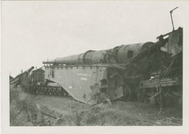 2235 Door de Duitsers vernielde trein met verschillende wagons met militaire goederen, waaronder K-5 en K-12-kanonnen