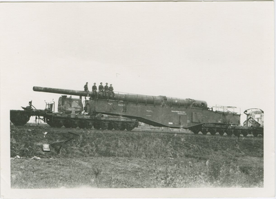 2236 Door de Duitsers vernielde trein met verschillende wagons met militaire goederen, waaronder K-5 en K-12-kanonnen