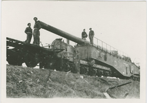 2237 Door de Duitsers vernielde trein met verschillende wagons met militaire goederen, waaronder K-5 en K-12-kanonnen