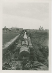 2238 Door de Duitsers vernielde trein met verschillende wagons met militaire goederen, waaronder K-5 en K-12-kanonnen