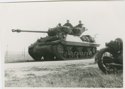 2254 Een Poolse tank in de omgeving van Axel