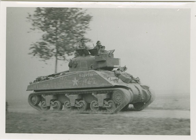 2255 Een Poolse tank in de omgeving van Axel