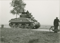 2256 Een oprukkende Poolse tank op de Hulsterseweg te Axel