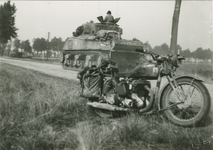 2257 Een Poolse tank en een motorfiets in de omgeving van Axel
