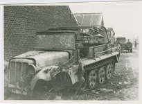 2262 Stukgeschoten Duitse manschappenwagen op de hoek van de Liniedijk en Kijkuit te Axel