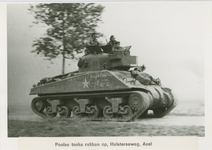2272 Oprukkende Poolse tank op de Hulsterseweg te Axel