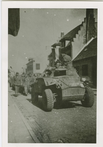 2273 Een Pools militair voertuig en Duitse krijgsgevangenen in Axel