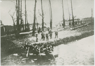 2278 Poolse militairen steken met een boot het waterleidingskanaal bij Axel over