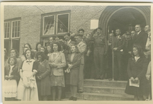 2326 Het RK zangkoor zingt op de trappen van het stadhuis te Axel het Nederlandse en Poolse volkslied tijdens de ...