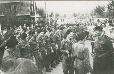 2327 Poolse militairen tijdens de bevrijdingsherdenking te Axel. Rechts kolonel Z.M. Szydlowski