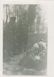 2376 Militairen bij het graf van een onbekende soldaat aan de Hulsterseweg te Axel. Op deze plaats is het Poolse Kruis ...